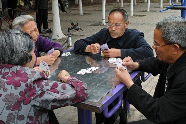 四个老太太打麻将三人挂吊瓶（四个老太太打麻将笑话）